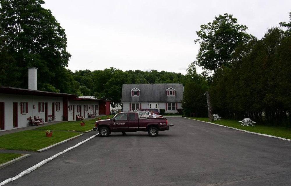 The Village Motel Richfield Springs Ngoại thất bức ảnh